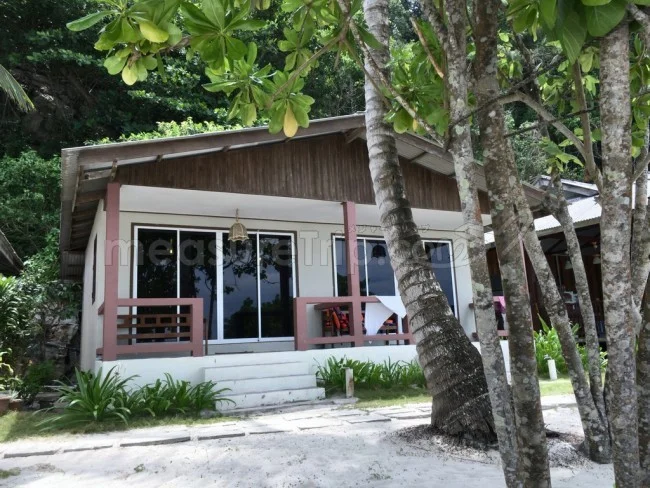 [マレーシアの秘境離島・レダン島GW旅行記59] 借りたお部屋でトイレのトラブル（苦笑）。今日怒って帰ったカップルの残していったもの。