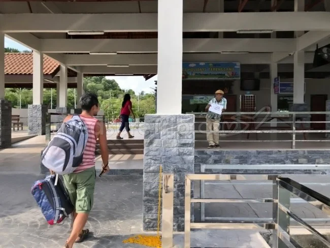 [マレーシアの秘境離島・レダン島GW旅行記63] マレーシアはまだまだ選挙真っ只中。政党の旗が街中にひしめいている。