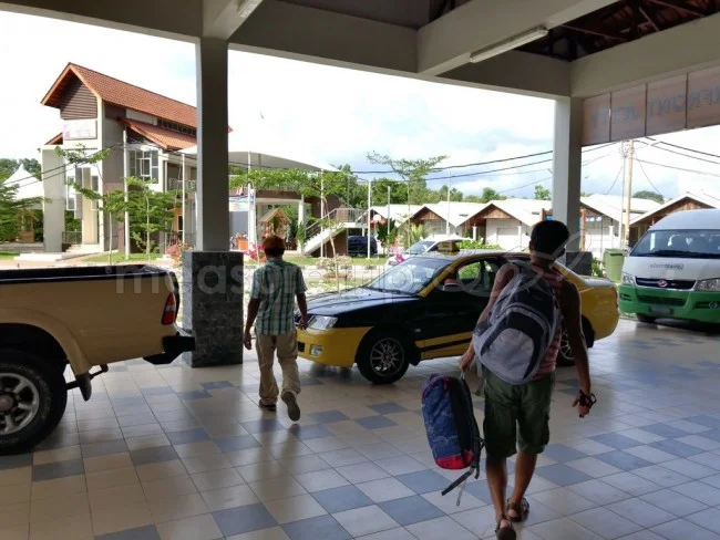 [マレーシアの秘境離島・レダン島GW旅行記63] マレーシアはまだまだ選挙真っ只中。政党の旗が街中にひしめいている。