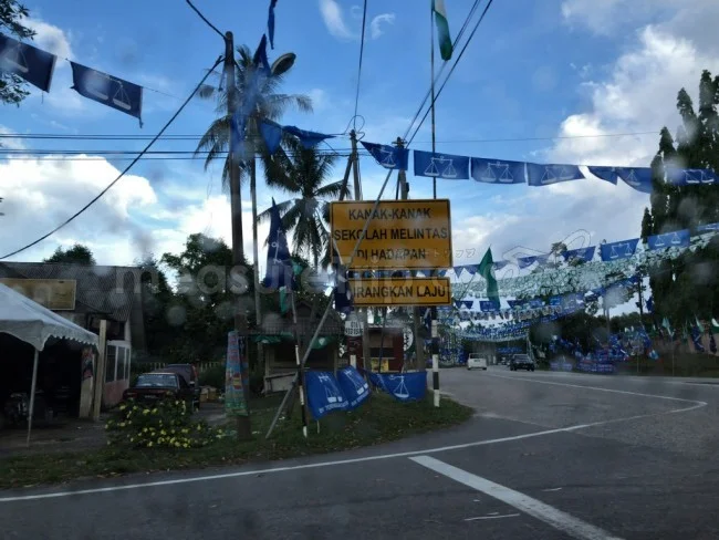 [マレーシアの秘境離島・レダン島GW旅行記63] マレーシアはまだまだ選挙真っ只中。政党の旗が街中にひしめいている。