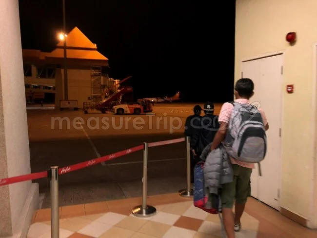[マレーシアの秘境離島・レダン島GW旅行記70] 歩いてエアアジアの国内線A320に乗り込む。
