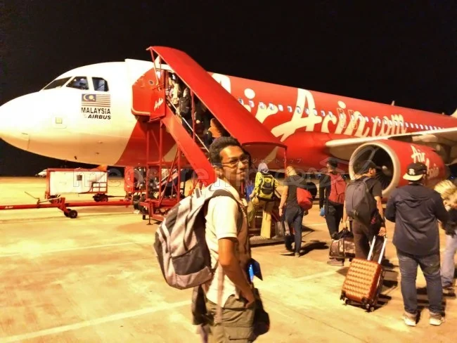 [マレーシアの秘境離島・レダン島GW旅行記70] 歩いてエアアジアの国内線A320に乗り込む。