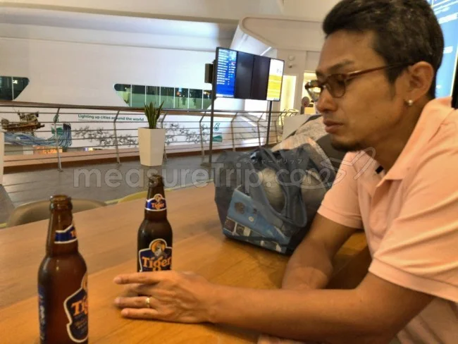 [マレーシアの秘境離島・レダン島GW旅行記74] 無愛想なKLIA2エアサイドのバー「The Bar」。