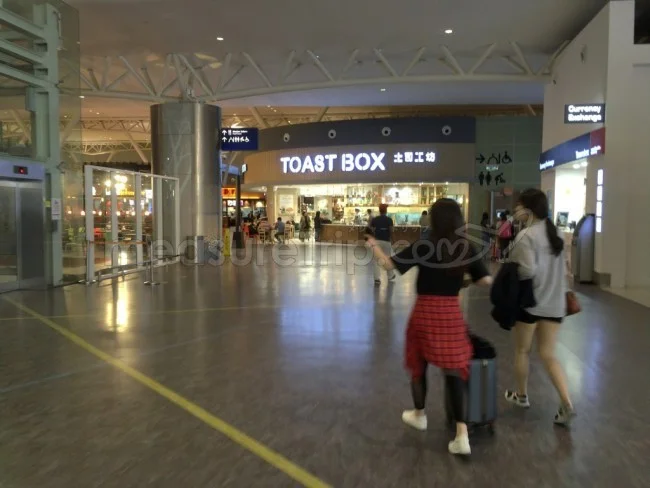 [マレーシアの秘境離島・レダン島GW旅行記78] KLIA2で朝ごはん。ミヅキはもちろんTOAST BOXのカヤトースト。
