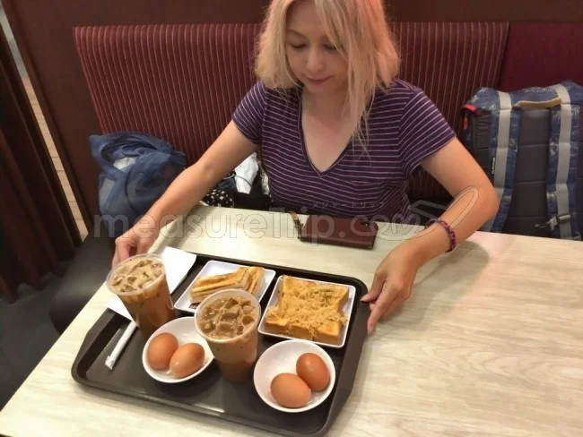 [マレーシアの秘境離島・レダン島GW旅行記78] KLIA2で朝ごはん。ミヅキはもちろんTOAST BOXのカヤトースト。