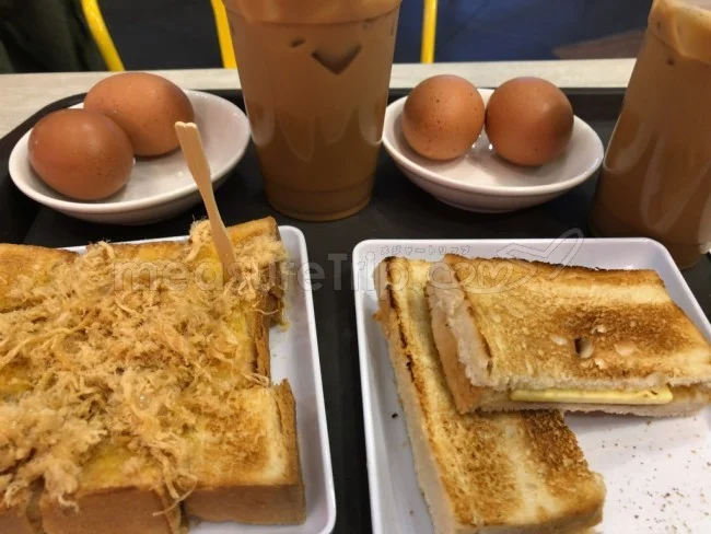 [マレーシアの秘境離島・レダン島GW旅行記78] KLIA2で朝ごはん。ミヅキはもちろんTOAST BOXのカヤトースト。
