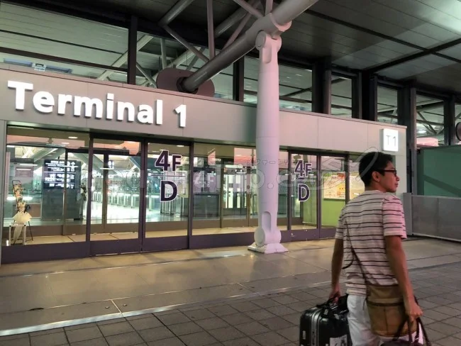 [憧れのラニカイビーチに泊まるハワイ旅行記3] 関空到着。すでにカウンターのところには待ってる人がいる。