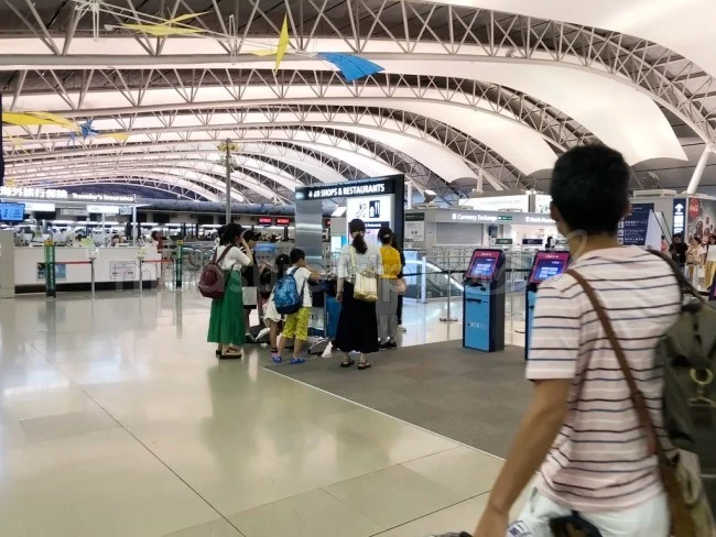 [憧れのラニカイビーチに泊まるハワイ旅行記3] 関空到着。すでにカウンターのところには待ってる人がいる。