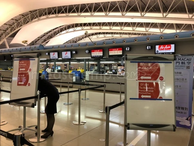 [憧れのラニカイビーチに泊まるハワイ旅行記3] 関空到着。すでにカウンターのところには待ってる人がいる。