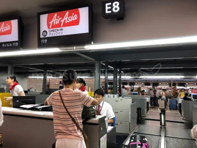[憧れのラニカイビーチに泊まるハワイ旅行記3] 関空到着。すでにカウンターのところには待ってる人がいる。