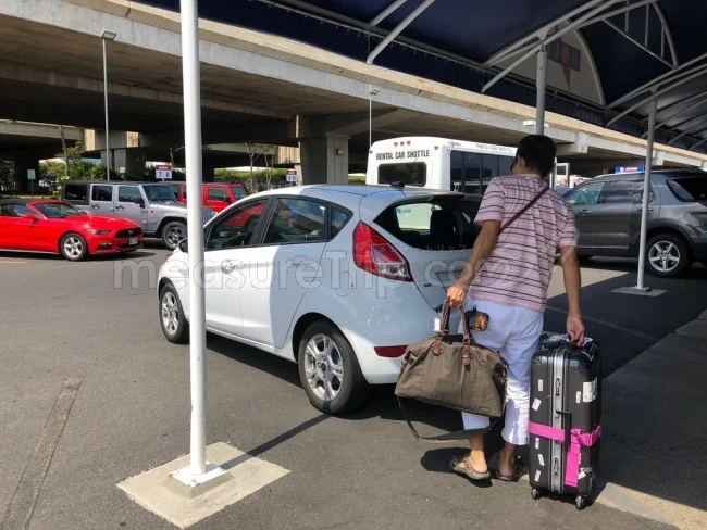 ハワイの空港でレンタカー・シャトルバス乗り場への行き方