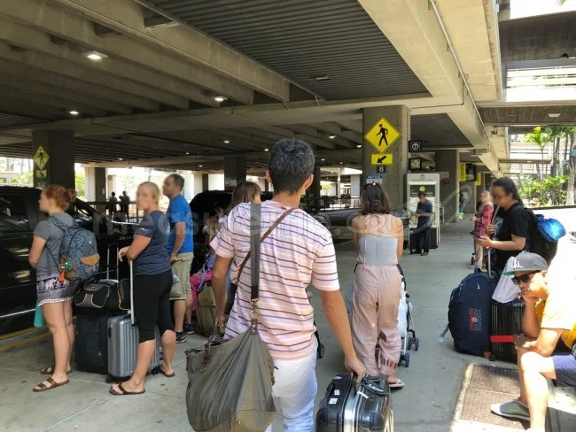 ハワイの空港でレンタカー・シャトルバス乗り場への行き方