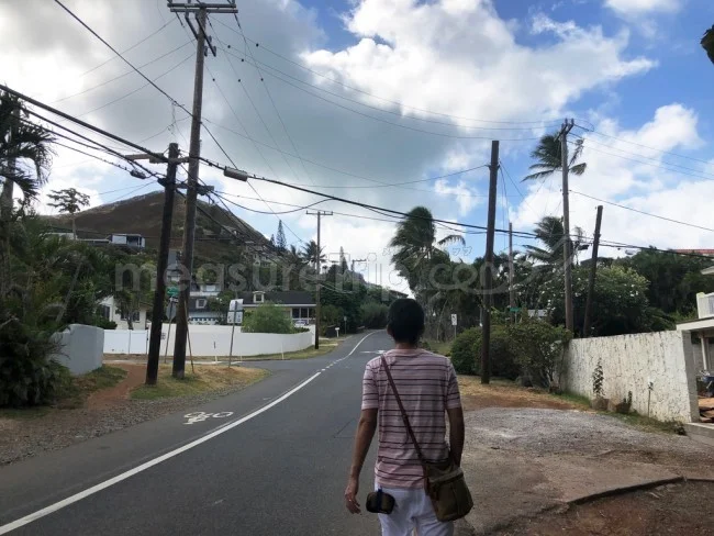 [憧れのラニカイビーチに泊まるハワイ旅行記16] 住宅の小道の向こうに見えるラニカイビーチの海。