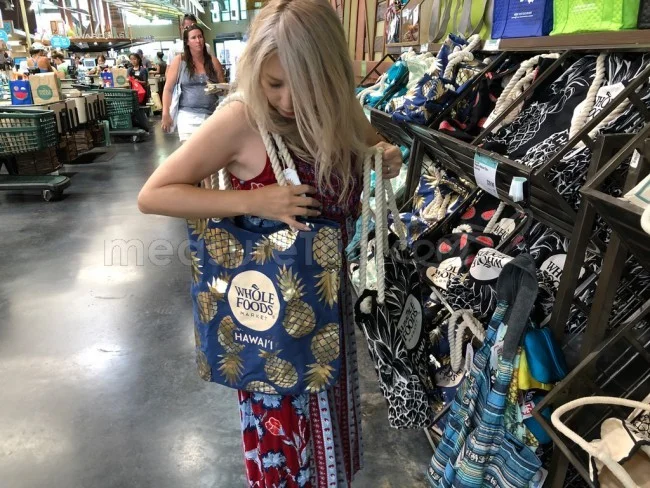 [憧れのラニカイビーチに泊まるハワイ旅行記23] カイルアタウンでお買い物。ミヅキの新しいお気入りバッグ。