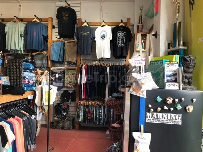 [憧れのラニカイビーチに泊まるハワイ旅行記29] ワイアルアサーフショップでオリジナルTシャツを買う。