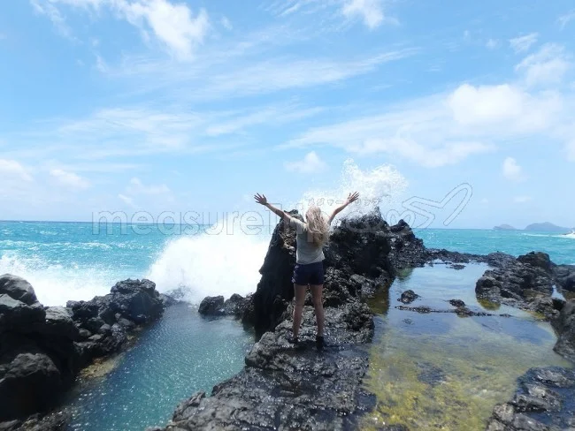 [憧れのラニカイビーチに泊まるハワイ旅行記49] ラニカイビーチの沖合にあるワイルドな大自然の風景。