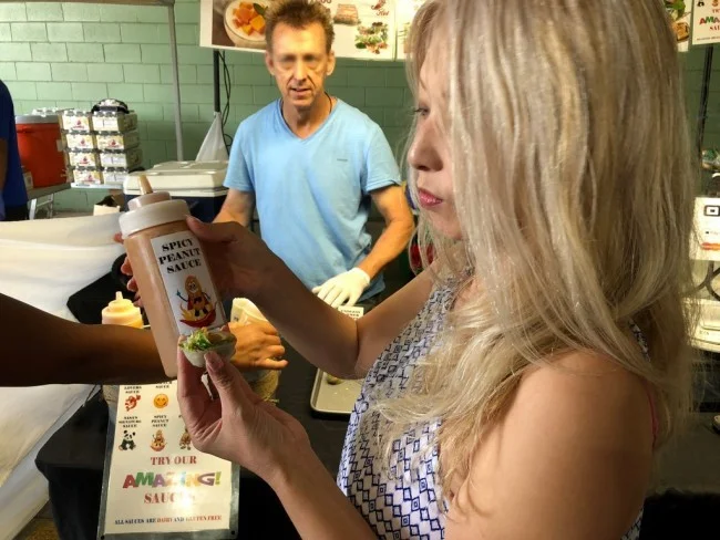 [憧れのラニカイビーチに泊まるハワイ旅行記53] カイルアタウン・ファーマーズマーケットには試食できるお店もあるよ♪