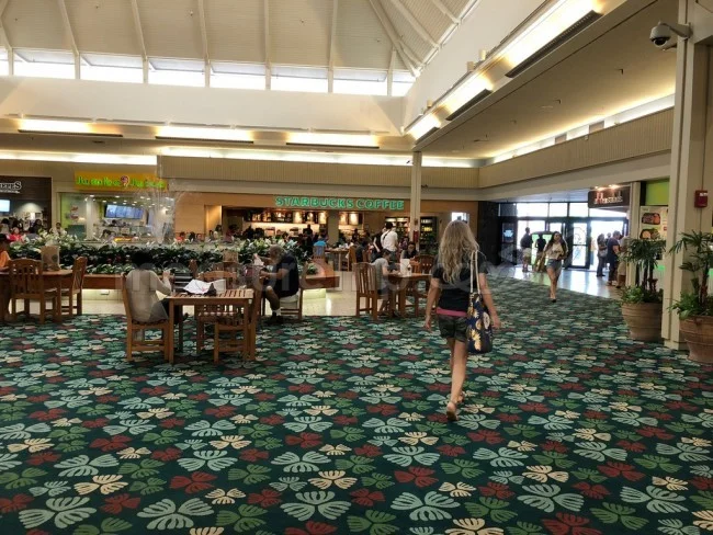 ハワイ高級住宅街の屋内型ショッピングセンター「カハラモール」