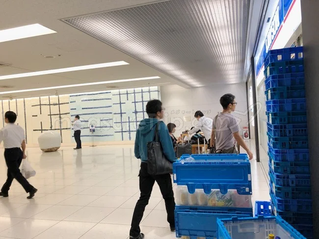 [野生のカンガルーがいる世界一のビーチを目指して！西オーストラリア・ロングドライブ旅行記14] セントレアのコンビニで今夜の夜食をお買い物♪