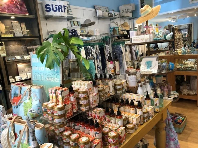 [憧れのラニカイビーチに泊まるハワイ旅行記62] カイルアショッピングセンターは小さなお店が立ち並ぶコンパクトなハワイアンモール。