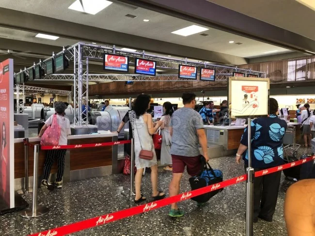 [憧れのラニカイビーチに泊まるハワイ旅行記73] 既婚者は頭の左側に花飾り。それはハワイのステキな習わしの一つ。