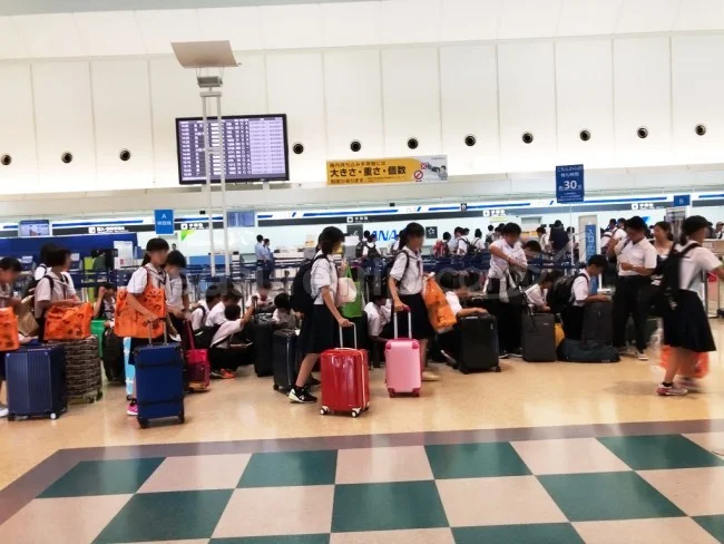 [マリオット・プラチナチャレンジ物語56] 沖縄・那覇空港は修学旅行生でいっぱい。