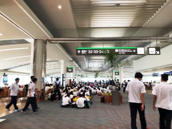[マリオット・プラチナチャレンジ物語56] 沖縄・那覇空港は修学旅行生でいっぱい。