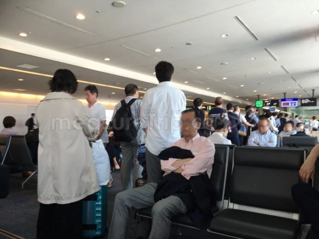 [マリオット・プラチナチャレンジ物語65] ANAさんの上級会員の優先搭乗の長い列。そして伊丹空港へ。