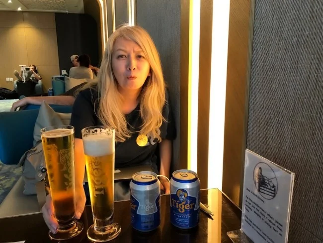 [野生のカンガルーがいる世界一のビーチを目指して！西オーストラリア・ロングドライブ旅行記22] アンバサダートランジットラウンジでビールが山ほど。。あと15分で飲みきれるのか？これｗ