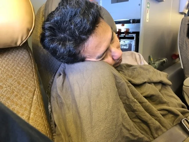 [野生のカンガルーがいる世界一のビーチを目指して！西オーストラリア・ロングドライブ旅行記27] 空の上。気がつけば爆睡。