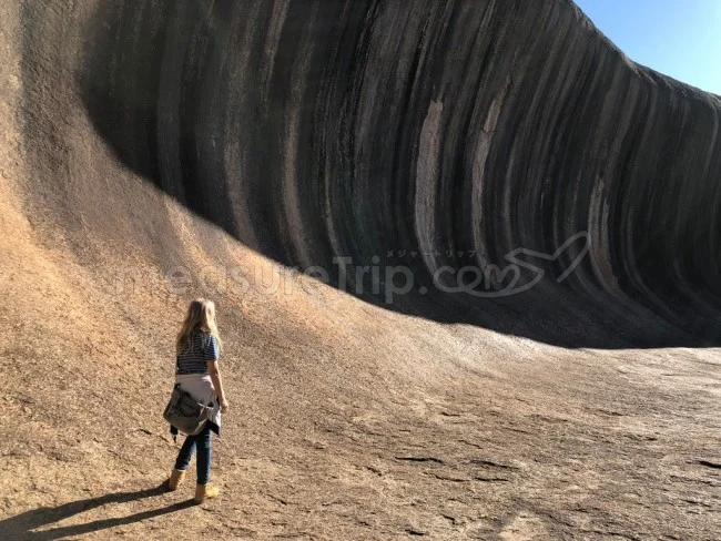 [野生のカンガルーがいる世界一のビーチを目指して！西オーストラリア・ロングドライブ旅行記44] 巨大な自然の造形物「ウェーブロック」を目の前にして。