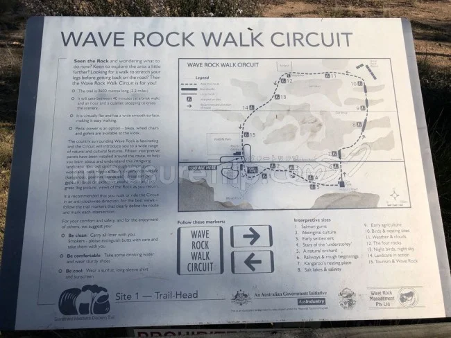 [野生のカンガルーがいる世界一のビーチを目指して！西オーストラリア・ロングドライブ旅行記44] 巨大な自然の造形物「ウェーブロック」を目の前にして。