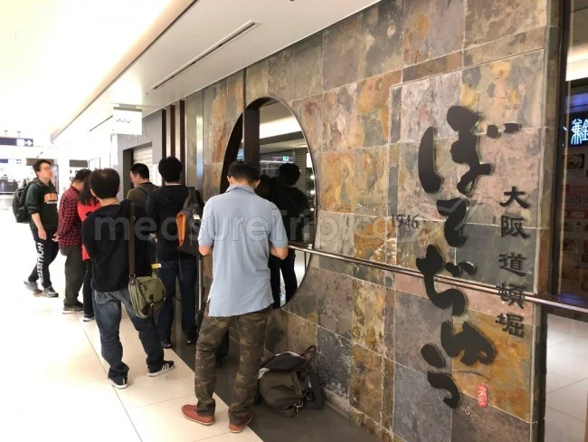 [ベトジェットで行くベトナム・ハノイ旅行記5] 朝の関空・ぼてぢゅうは、開店前から列ができるほど大人気！
