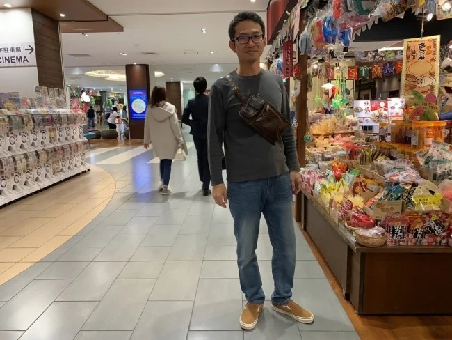 旅行先でのおすすめ革製メンズバッグ！悪目立ちしないタイプはどれ？