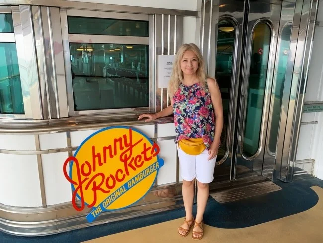 ロイヤルカリビアン ボイジャー・オブ・ザ・シーズのハンバーガーレストラン「Johnny Rockets」