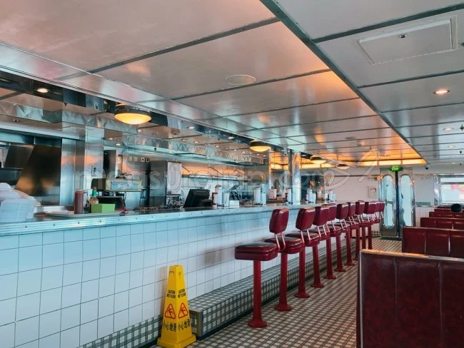ロイヤルカリビアン ボイジャー・オブ・ザ・シーズのハンバーガーレストラン「Johnny Rockets」