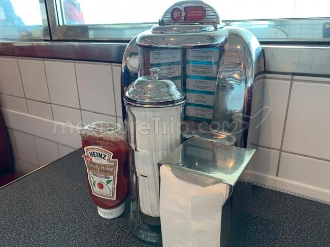 ロイヤルカリビアン ボイジャー・オブ・ザ・シーズのハンバーガーレストラン「Johnny Rockets」