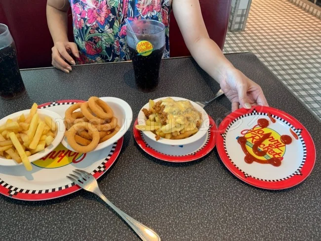 ロイヤルカリビアン ボイジャー・オブ・ザ・シーズのハンバーガーレストラン「Johnny Rockets」
