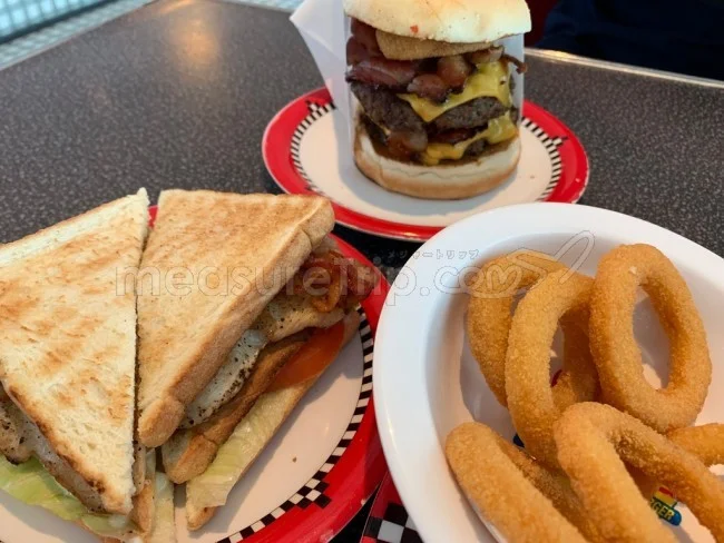 ロイヤルカリビアン ボイジャー・オブ・ザ・シーズのハンバーガーレストラン「Johnny Rockets」