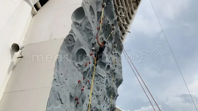 ロイヤルカリビアン クルーズ船「ボイジャー・オブ・ザ・シーズ」のロッククライミングに挑戦！