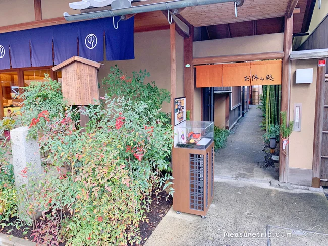 【京都観光 おすすめ】格安で京都 和菓子を目の前で実演&抹茶を堪能!老舗の京菓子店・鶴屋吉信【京都 和菓子 おすすめ】