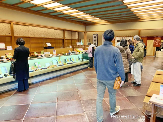 【京都観光 おすすめ】格安で京都 和菓子を目の前で実演&抹茶を堪能!老舗の京菓子店・鶴屋吉信【京都 和菓子 おすすめ】