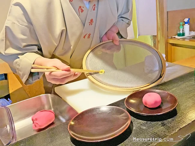 【京都観光 おすすめ】格安で京都 和菓子を目の前で実演&抹茶を堪能!老舗の京菓子店・鶴屋吉信【京都 和菓子 おすすめ】