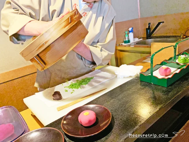 【京都観光 おすすめ】格安で京都 和菓子を目の前で実演&抹茶を堪能!老舗の京菓子店・鶴屋吉信【京都 和菓子 おすすめ】