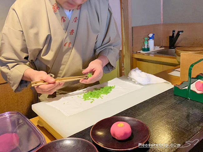 【京都観光 おすすめ】格安で京都 和菓子を目の前で実演&抹茶を堪能!老舗の京菓子店・鶴屋吉信【京都 和菓子 おすすめ】