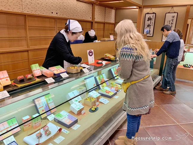 【京都観光 おすすめ】格安で京都 和菓子を目の前で実演&抹茶を堪能!老舗の京菓子店・鶴屋吉信【京都 和菓子 おすすめ】