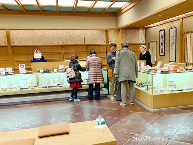 【京都観光 おすすめ】格安で京都 和菓子を目の前で実演＆抹茶を堪能！老舗の京菓子店・鶴屋吉信【京都 和菓子 おすすめ】