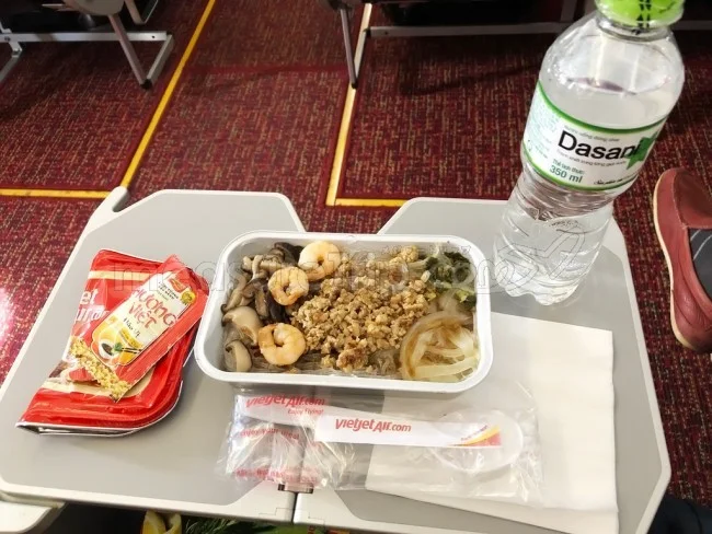 [ベトジェットで行くベトナム・ハノイ旅行記9] ベトジェットエアの機内食。見た目は悪いけどお味は・・・？