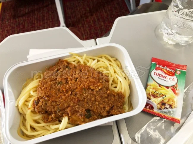 [ベトジェットで行くベトナム・ハノイ旅行記9] ベトジェットエアの機内食。見た目は悪いけどお味は・・・？