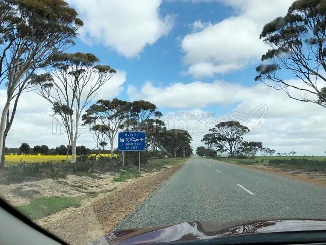 [野生のカンガルーがいる世界一のビーチを目指して！西オーストラリア・ロングドライブ旅行記56] KUKERINの町で西オーストラリアの田舎でも使えるSIMカードをゲット！